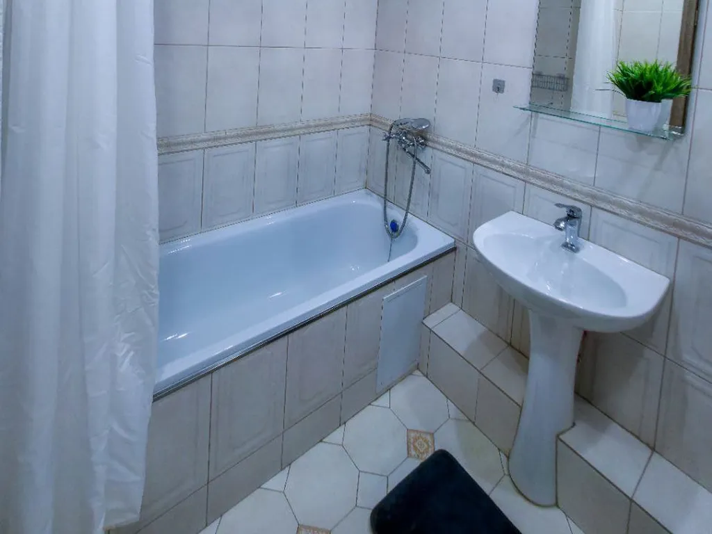 Уютная квартира с закрытым двором и парковкой (уютный дом)