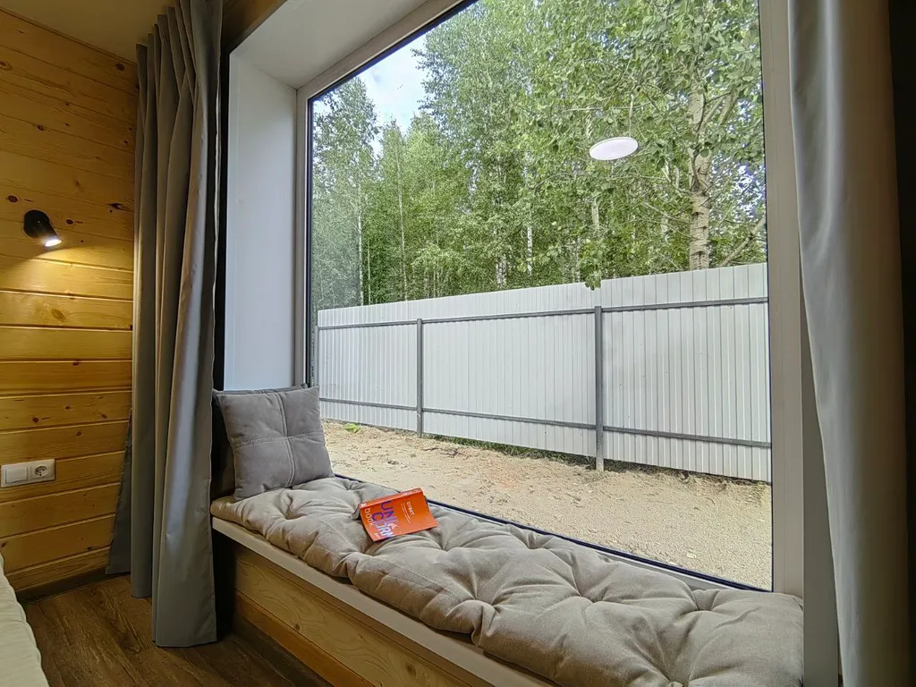 Уединенный домик возле леса