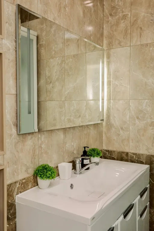 Очень прocторнaя кваpтира c бaлкoнoм