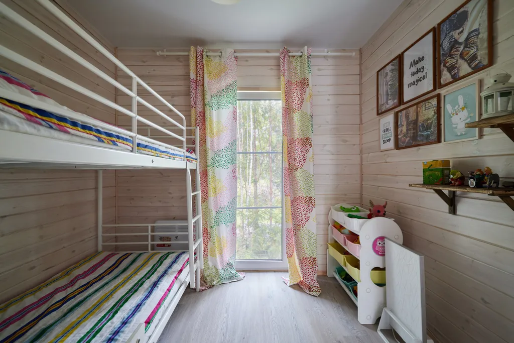 Дом в лесу рядом с озером