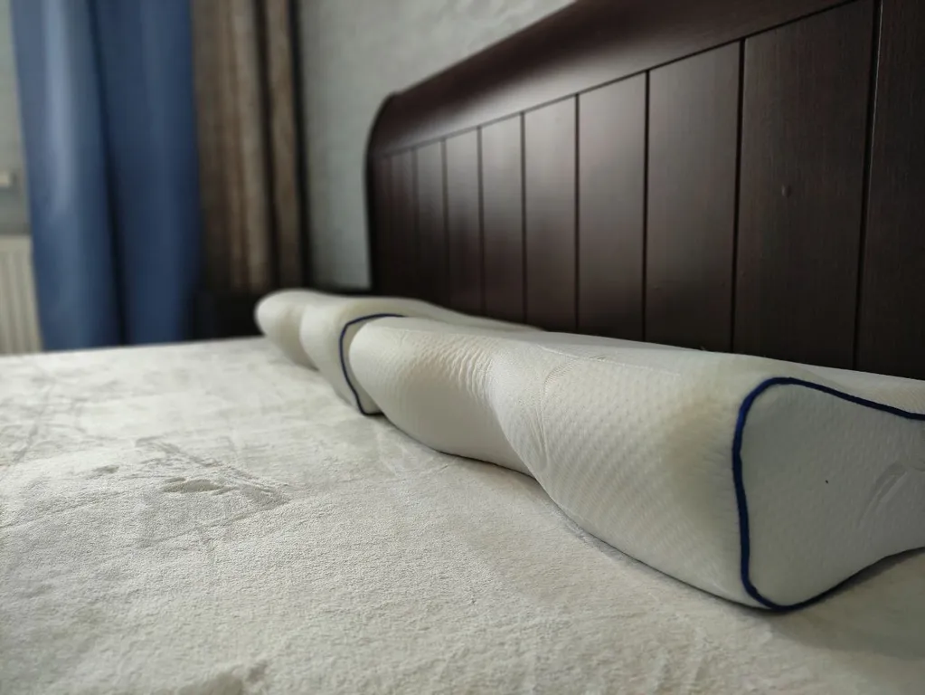 Светлая евро-двушка с горным пейзажем от художника