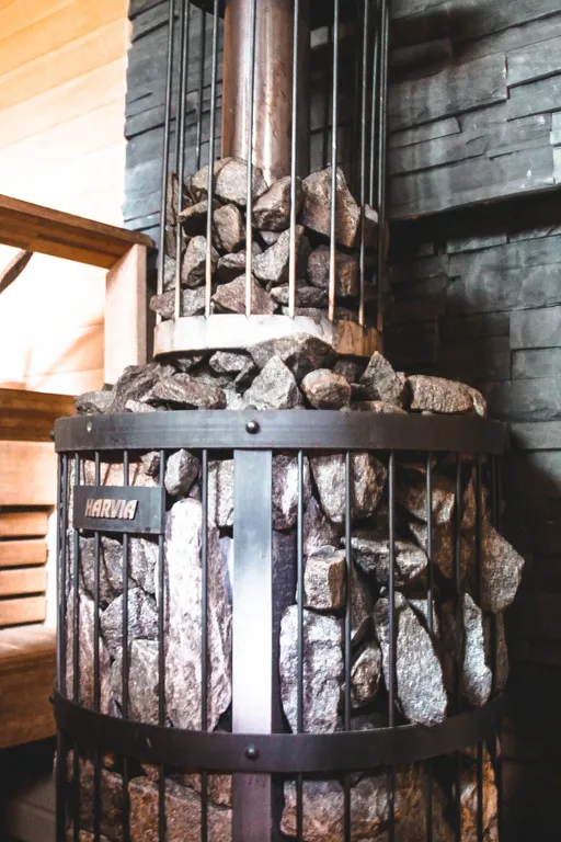 Дом у озера из натурального дерева