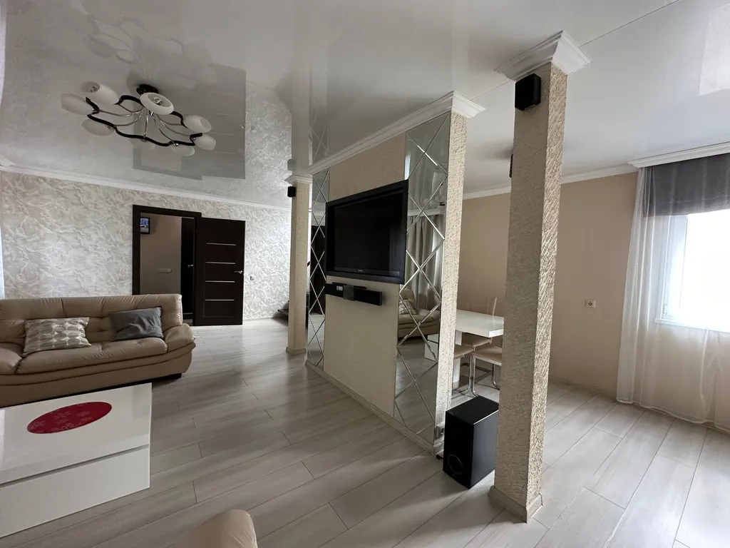 Уютный домик с бассейном в черте города