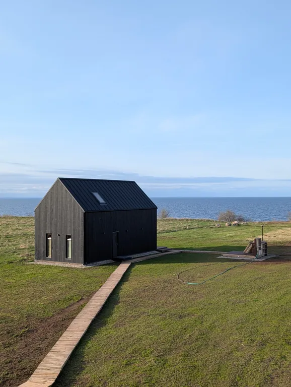 Дом с баней и горячей купелью на озере