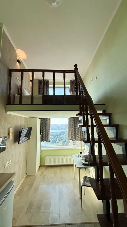 Стильная двухуровневая студия