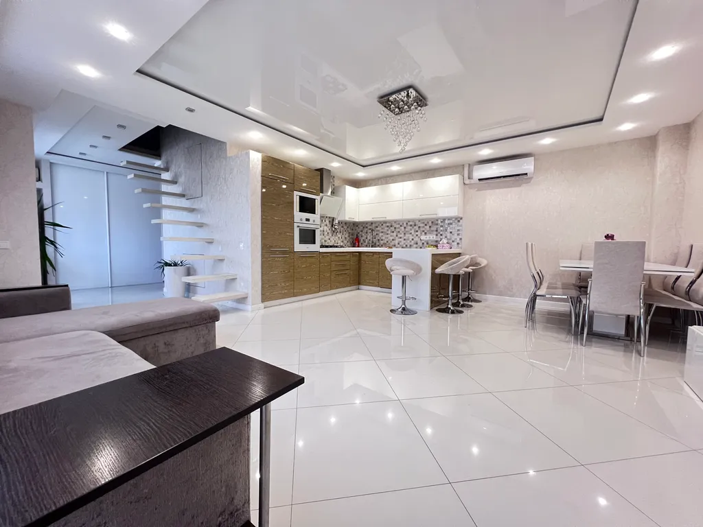 Стильный двухуровневый апартамент