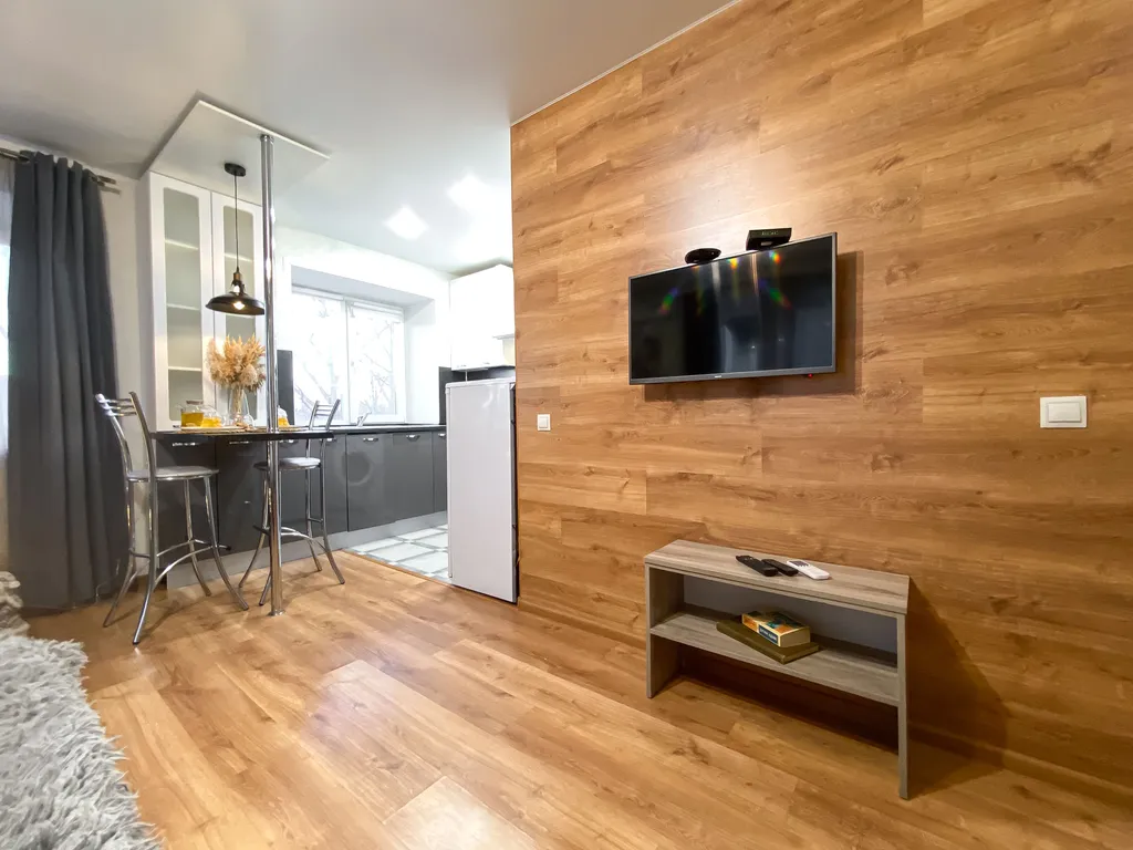 Студия с ёлочкой и балконом в центре города