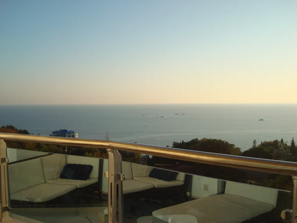 3-комнатная квартира с бассейном у моря