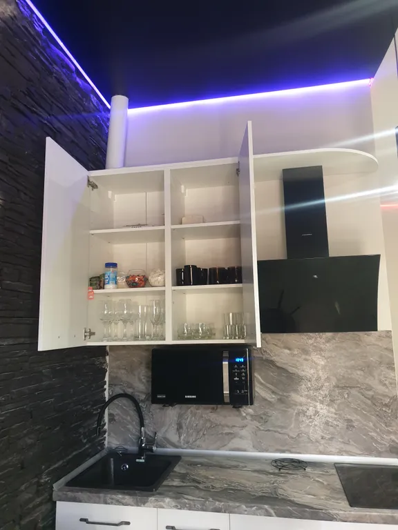 Дизайнерская современная студия в новом доме сердца центра города