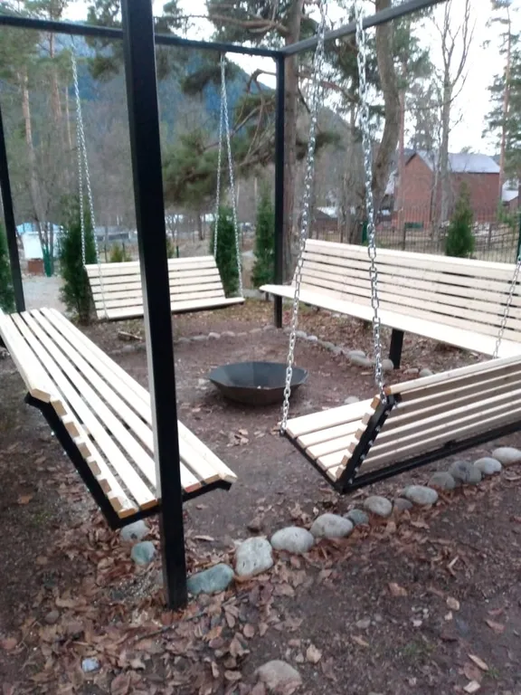 Коттедж Отделенный деревьями от других новый дом с полноценной кухней — Архыз