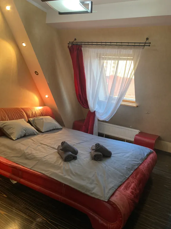 Квартира Апартаменты с тремя спальнями на улице Осенней в Центральном районе — Калининград