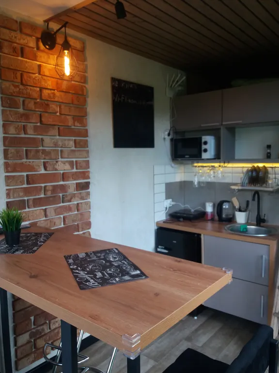 Уютный домик-студия на склоне холма у реки