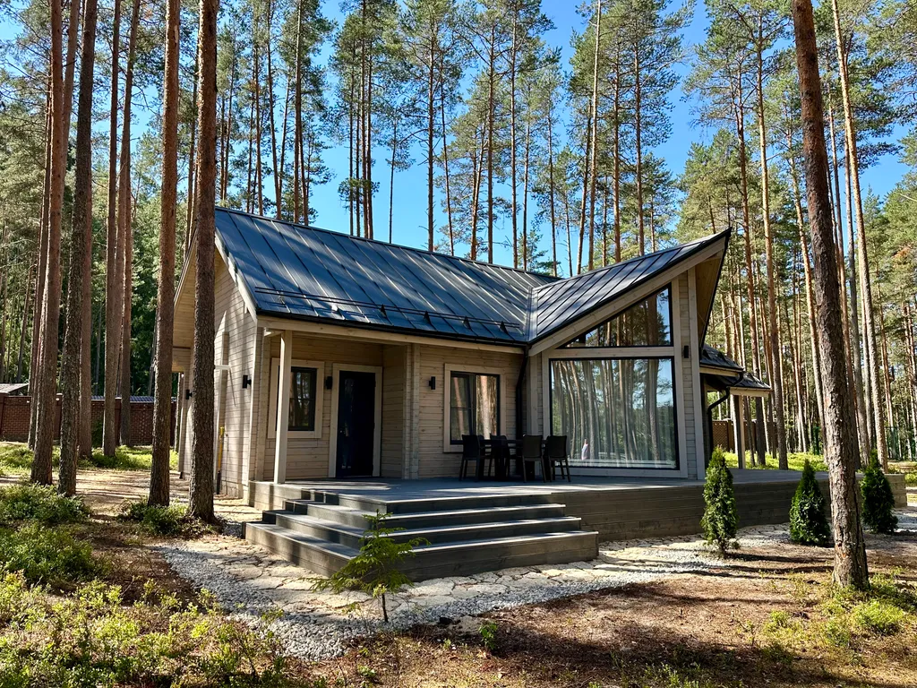 Уютный дом в сосновом лесу