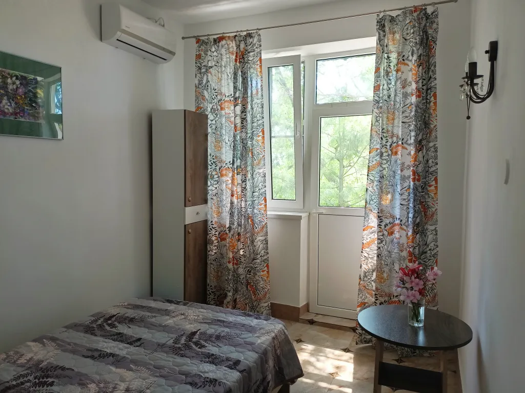 Квартира Эконом на двоих с балконом, 2 этаж — аренда посуточно в Сочи