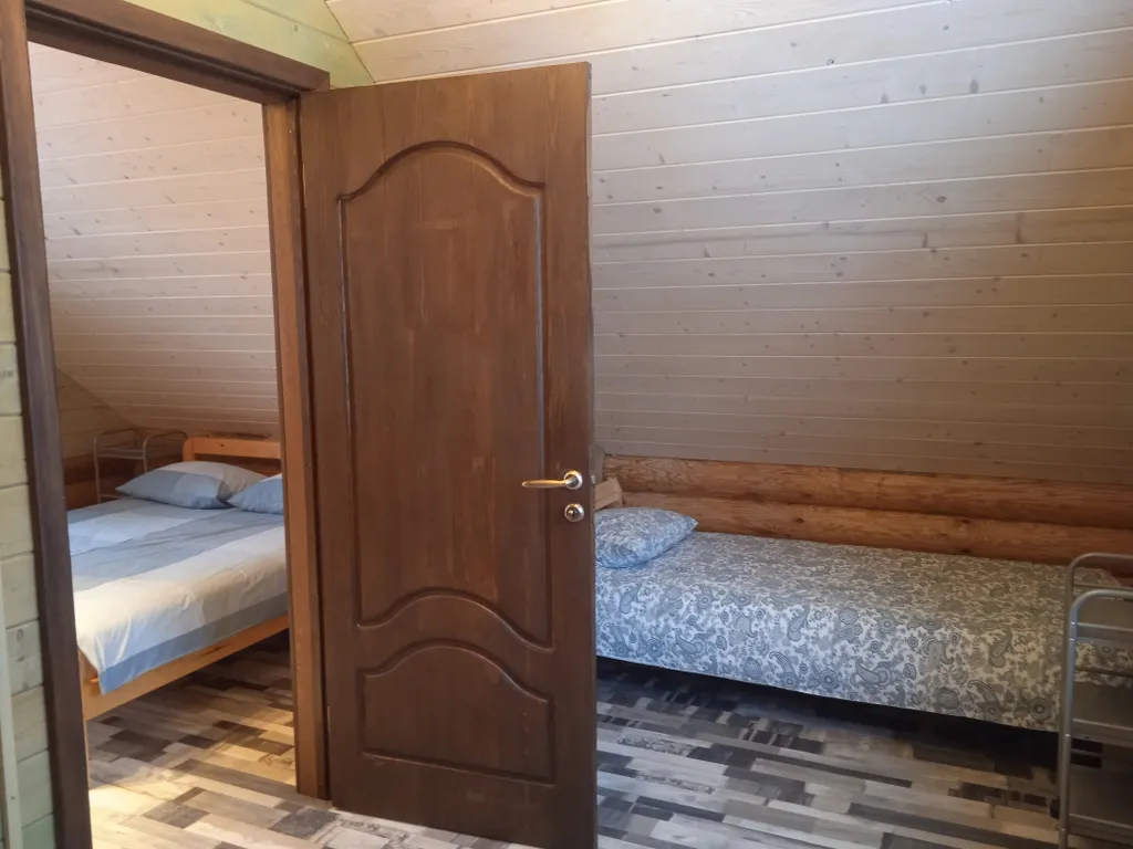 Дом с беседкой на берегу водохранилища