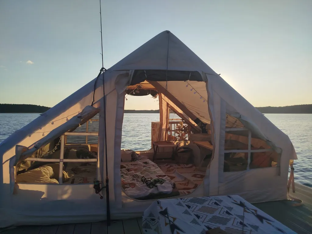 Глемпинго плот на Селигере у монастыря