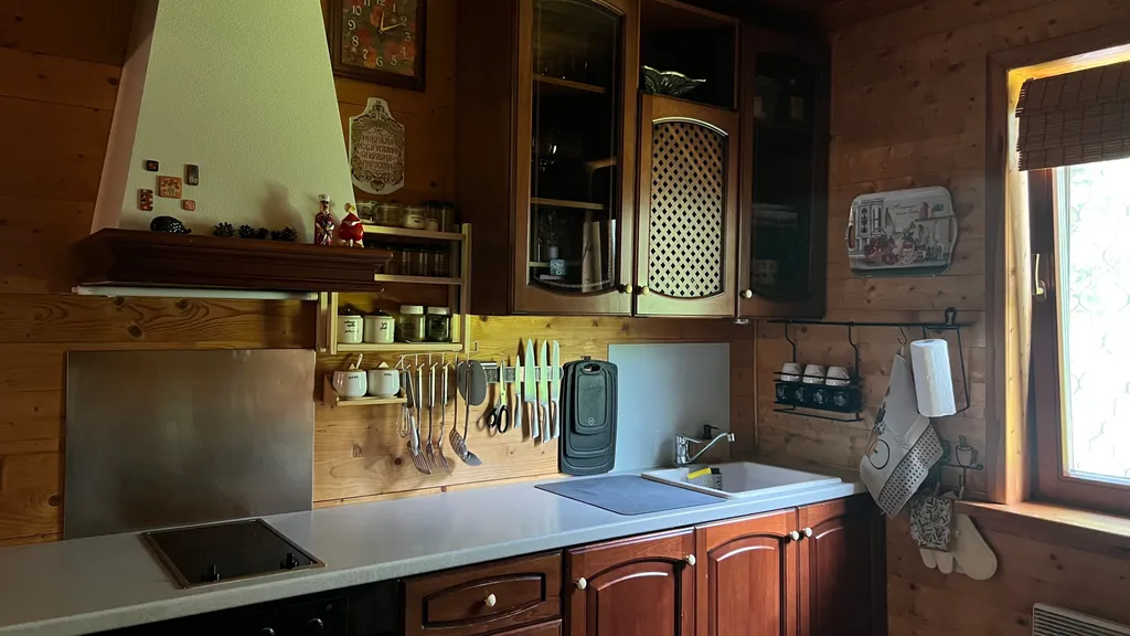 Уединённый хутор в лесу у реки с баней и камином