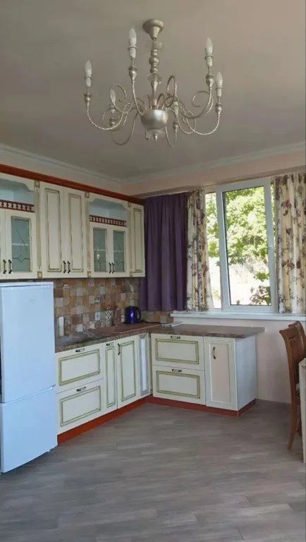 Апартаменты с видом на море, расписными стена и отдельной спальней