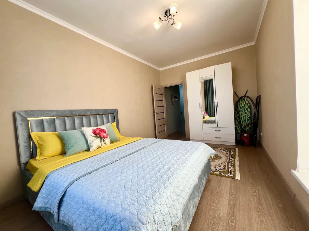 Уютная евродвушка на Туране с видом на город и двор