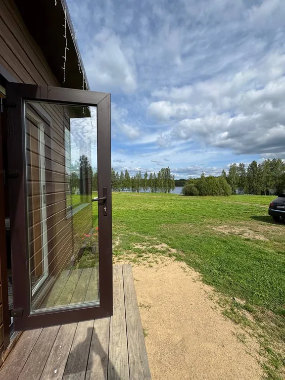 Домик в живописном месте у воды