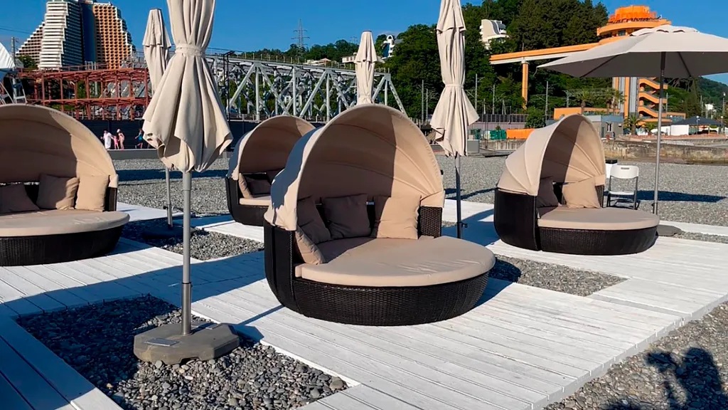 Угловая студия с цветами на берегу моря