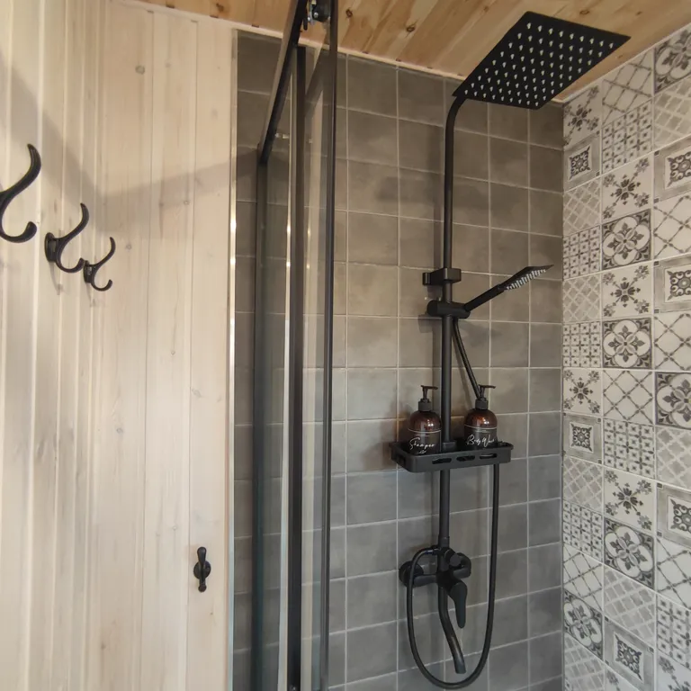 Уютный Сканди домик с видом на холмы, Баня с чаном