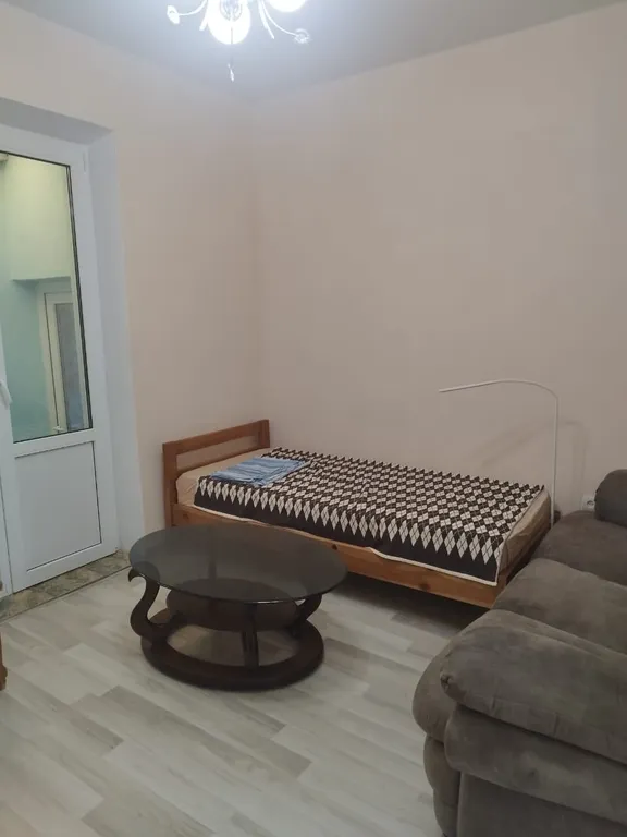 Часть дома с зелёной зоной отдыха во дворе и летней кухней