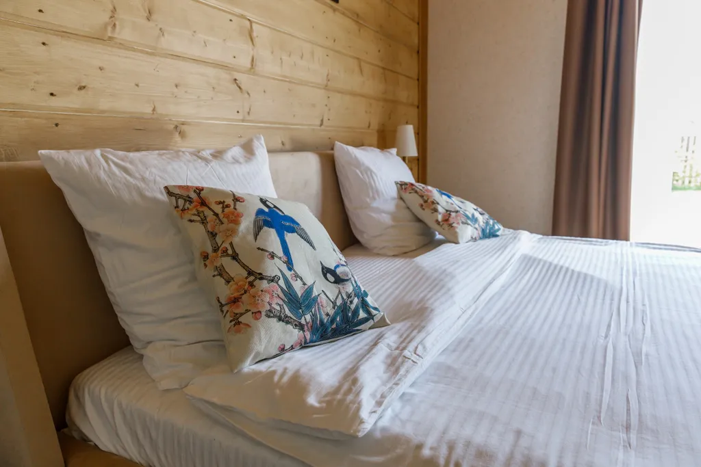 Трёхкомнатный коттедж в лесу у пруда