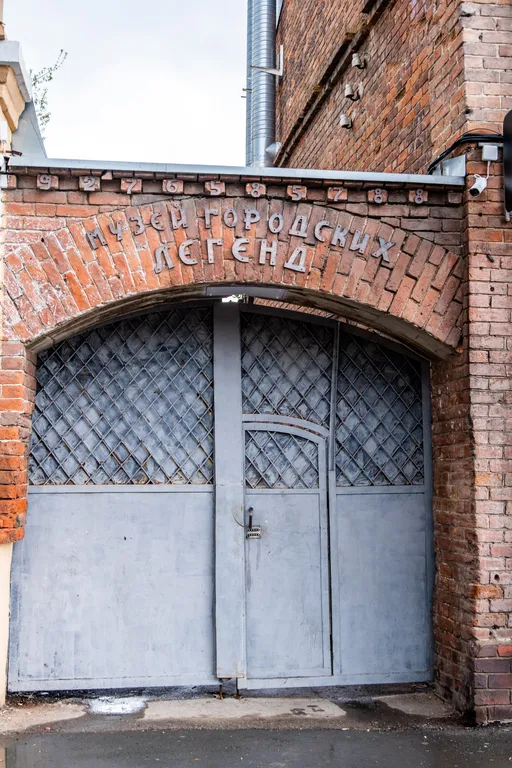 Романтическая студия с камином и балконом в старинном особняке