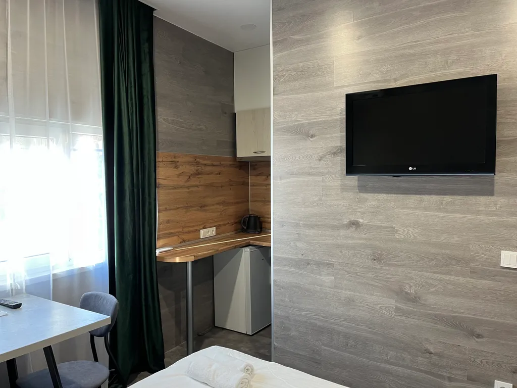 Компактный комфортабельный номер с видом на реку и горы