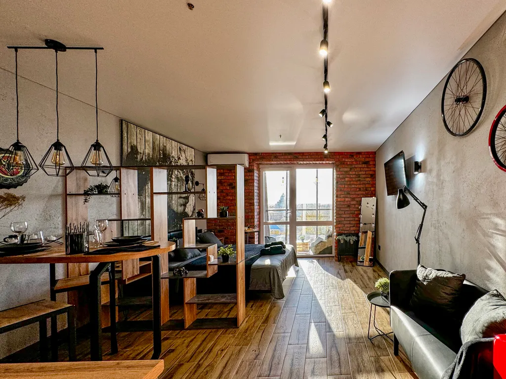 Брутальная студия в стиле лофт, панорамный вид