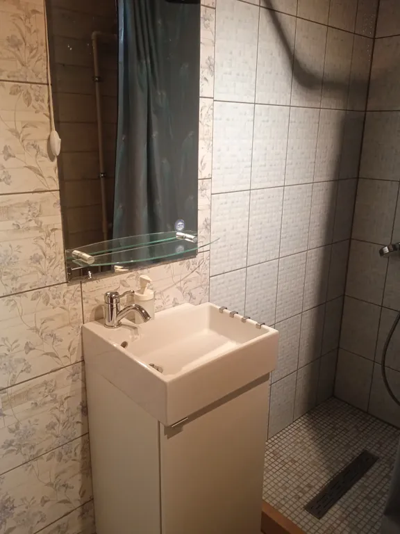 Дом с беседкой на берегу водохранилища