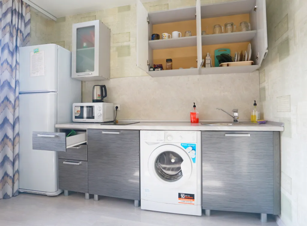 Уютная квартира в стиле лофт с комфортной кроватью и угловым диваном