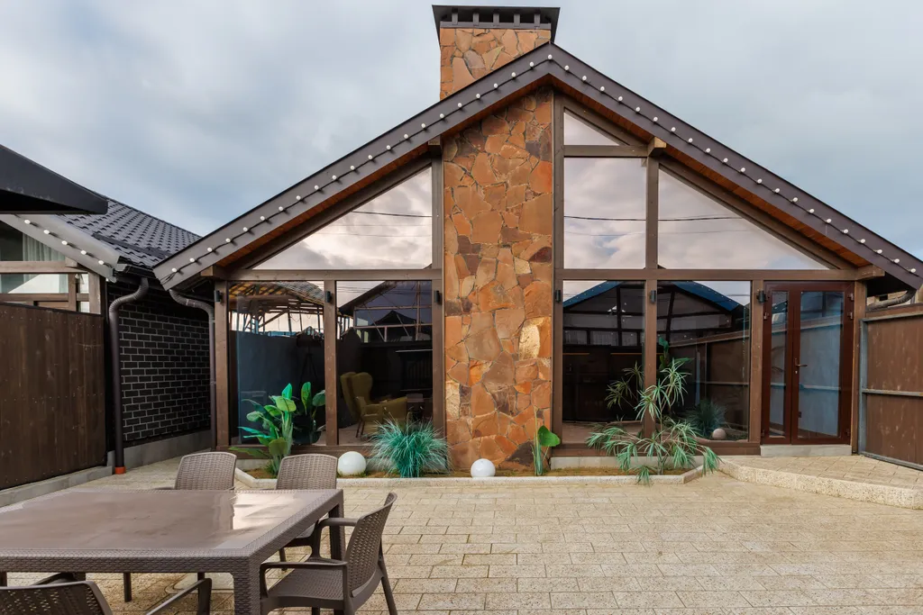 Дом с камином на берегу моря