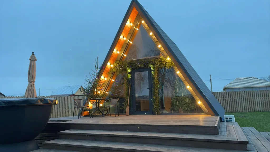 Дом А фрейм с видом на Мирский замок