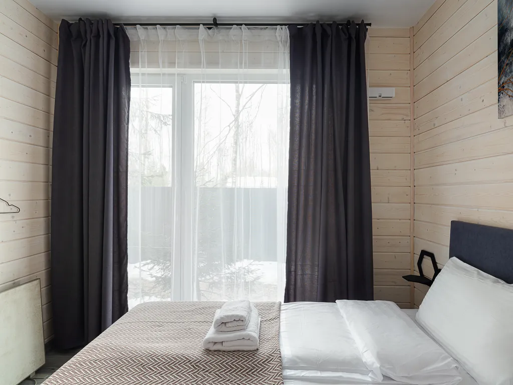 Семейный коттедж с баней и чаном в Шишкин Плейс в хвойном лесу