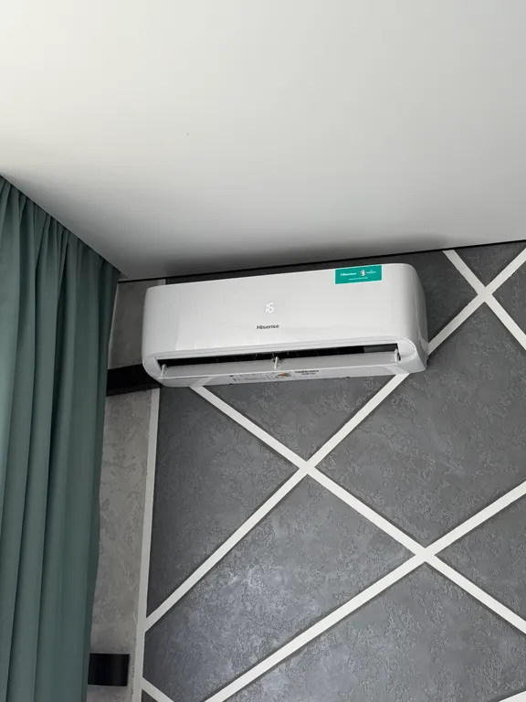 Уютная кино-студия с проектором и большой ванной