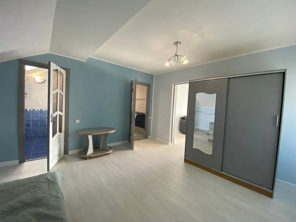 Вилла в сосновом бору с бассейном и видом на море и горы