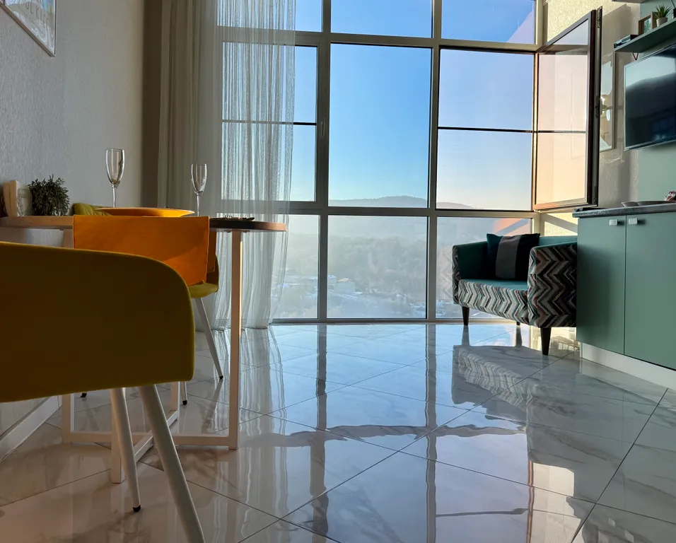 Космический вид из панорамных окон на горы