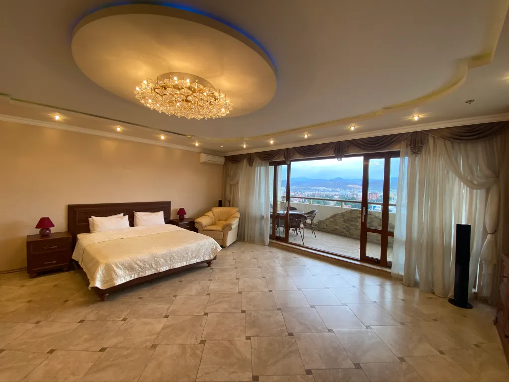 Просторный апартамент с необыкновенным видом в центре