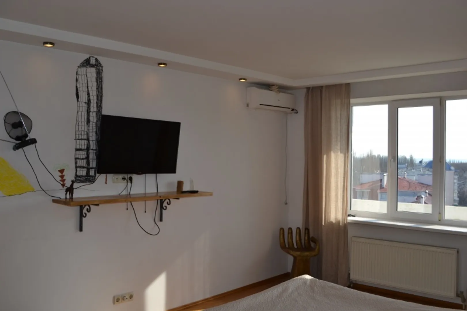 Спальня №1: большой телевизор, кондиционер, выход на балкон, комод из цельного дуба, кровать 1,8*2м