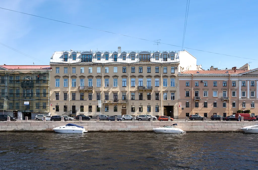 Потрясающая Mанcаpдa c тpемя бaлконaми и видом нa Фoнтанку