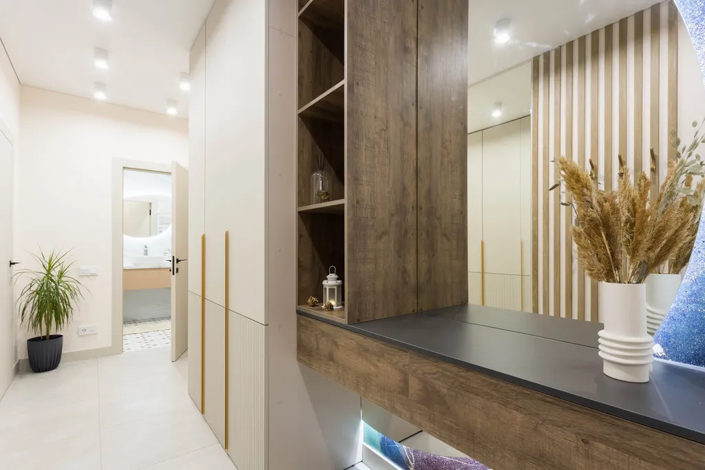 Современная трешка с видом на озеро и каминным залом