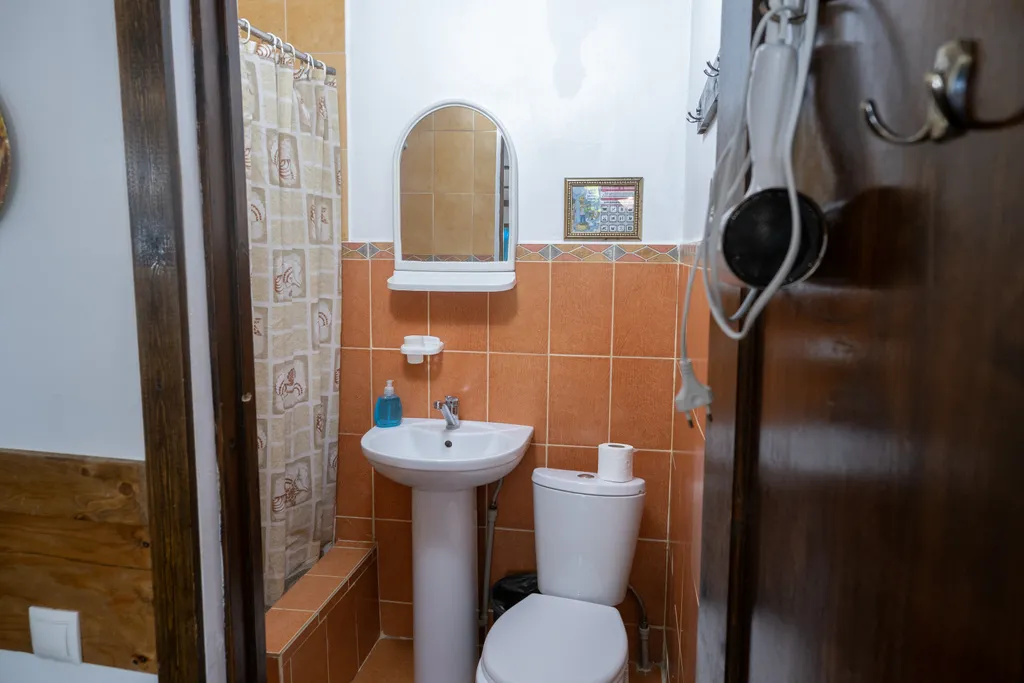 Квартира Квартира Четырёхместный номер с двухспальной кроватью и двухспальным диваном — Сухум