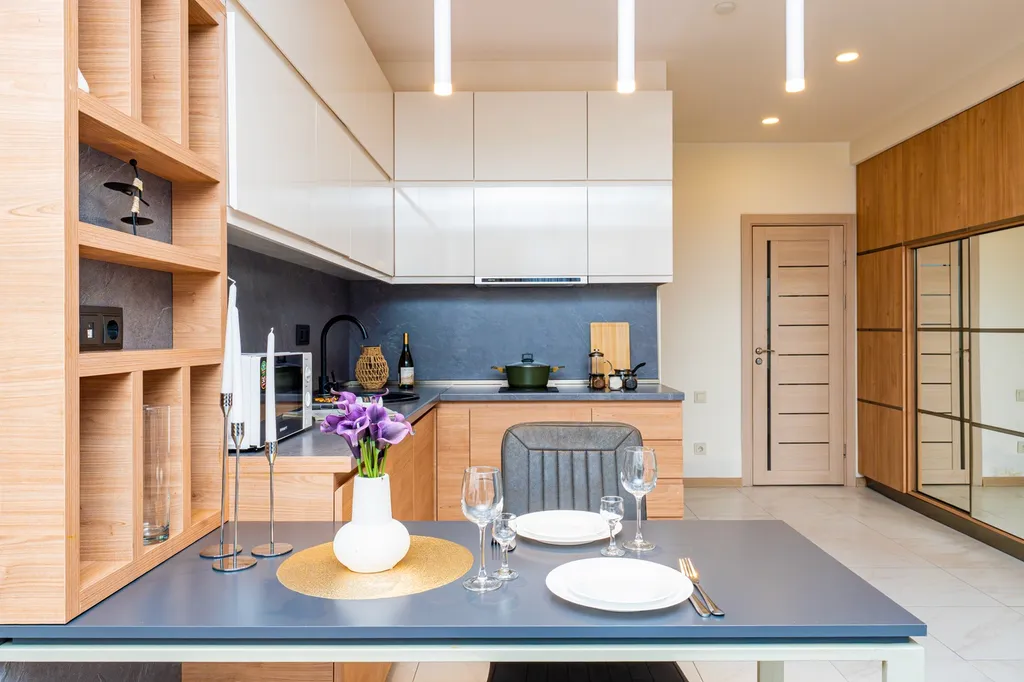 Стильная квартира с французским балконом в центре города