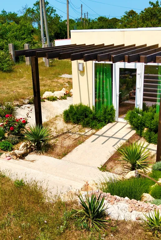 Отдельный современный домик на своём участке