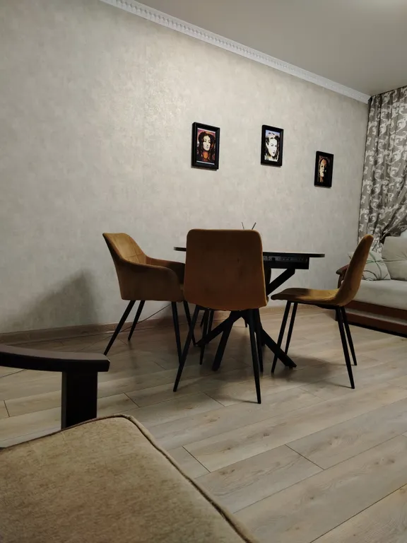 Евротрешка у ЖД вокзал и зоопарка