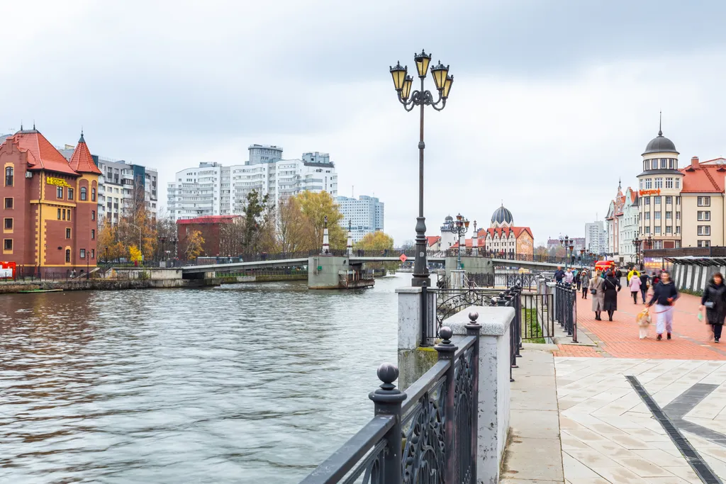 Золотая бухта с видом на реку