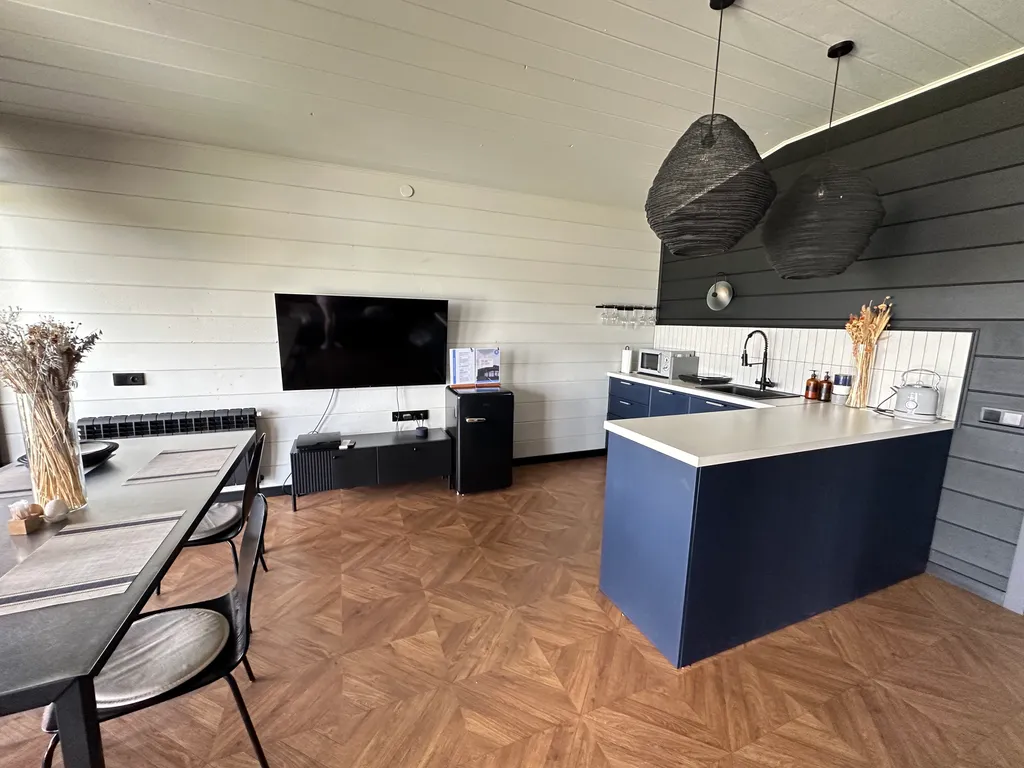 Стильный современный дом для отдыха на природе