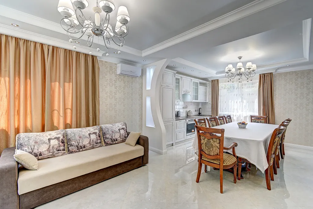 Коттедж с бассейном возле леса